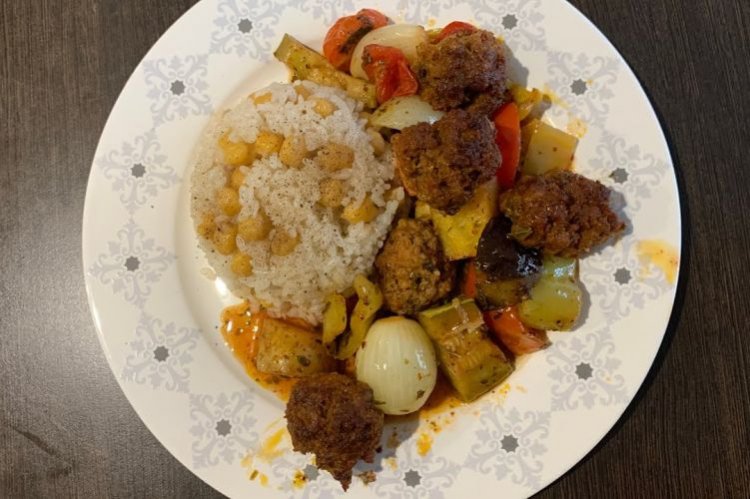 Köfte mit Gemüse im Ofen