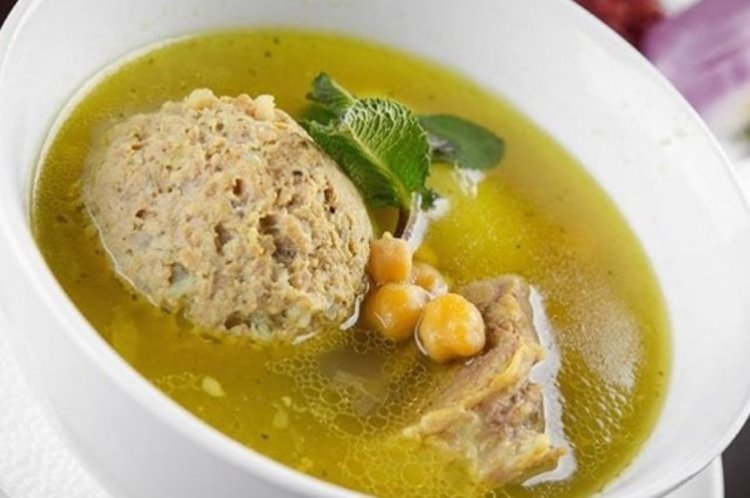 Köfte-Suppe mit Kichererbsen
