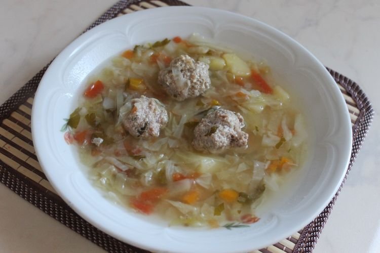 Schtschi mit Frikadellen