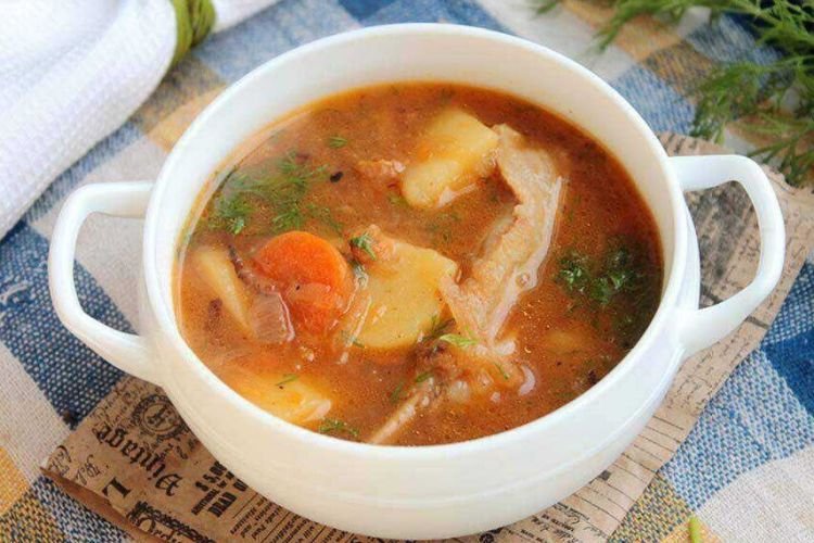 Bauern-Schtschi mit Schweinerippchen