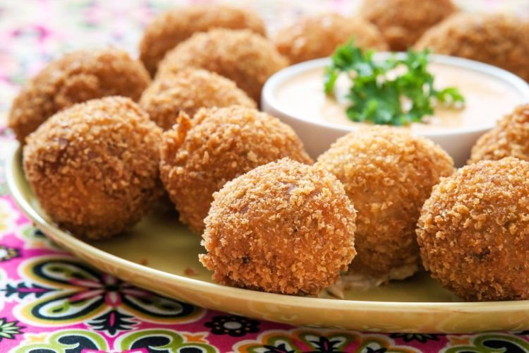 Klassische Käsebällchen aus der Fritteuse