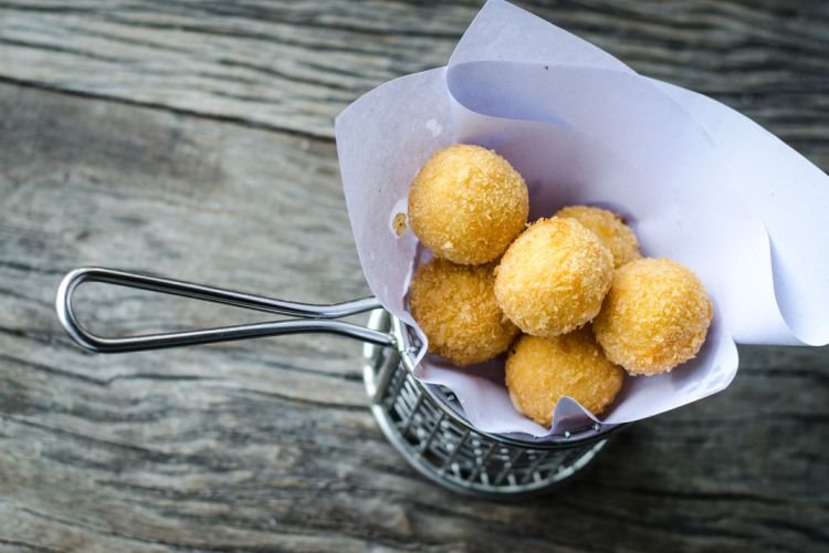 Käsebällchen mit Kräutern
