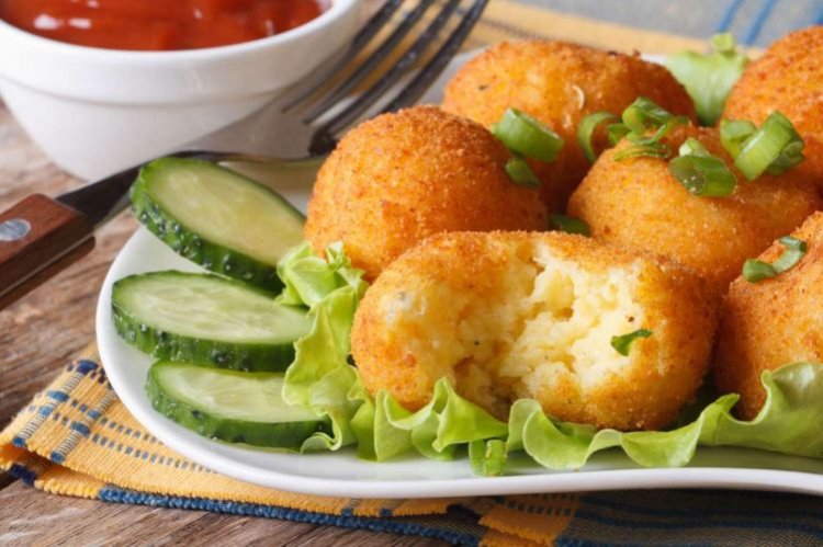 Käsebällchen mit Kartoffeln