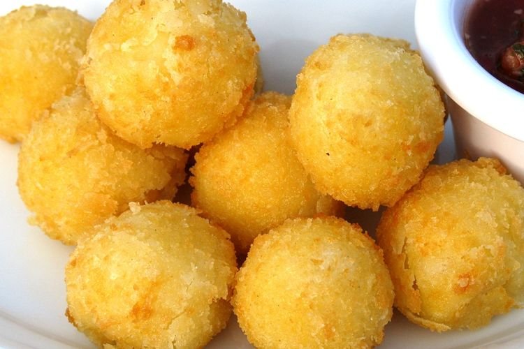 Käsebällchen in Mehl
