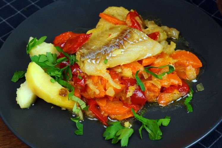 Gebratener Fisch mit Gemüse