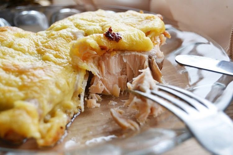 Gebratener Fisch mit Käse überbacken