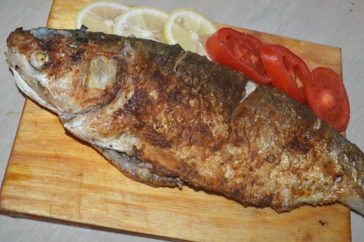 Gefüllter gebratener Fisch