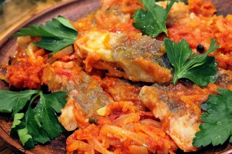 Gebratener Fisch mit Sauce