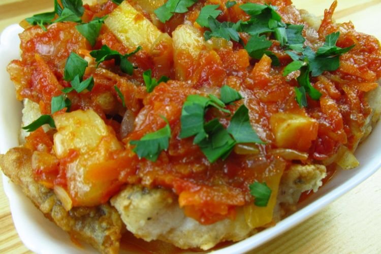 Gebratener Fisch mit Ananas