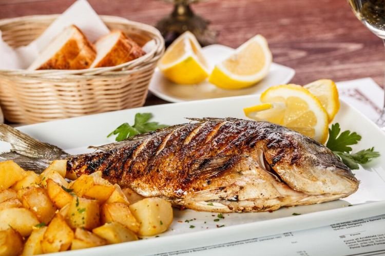 Ganzer gebratener Fisch