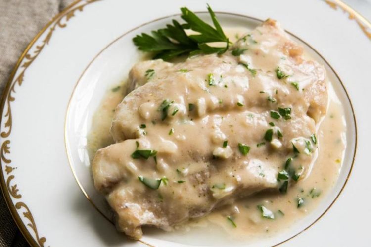 Gebratener Fisch in Sahnesauce