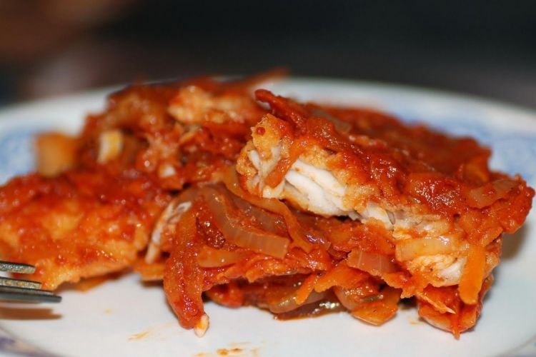 Gebratener Fisch in Tomatensauce
