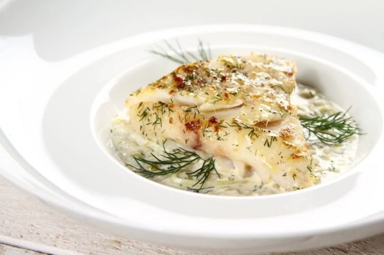Gebratener Fisch in Sauerrahm