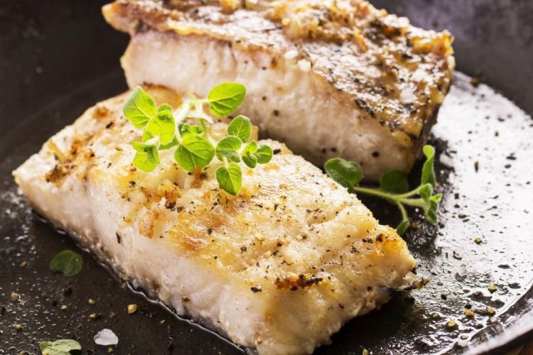 Gebratener Fisch mit Zitrone und Kräutern