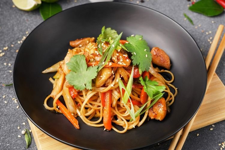 Wok-Nudeln mit Huhn