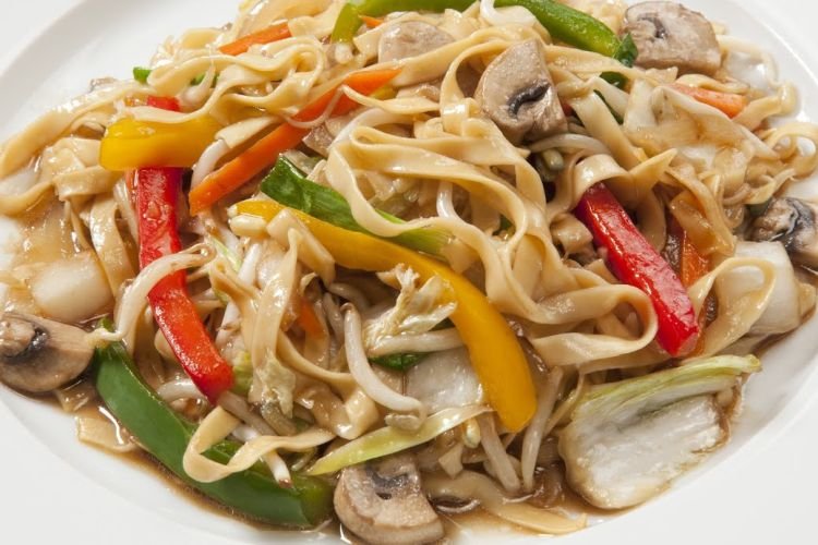 Wok-Nudeln mit Pilzen