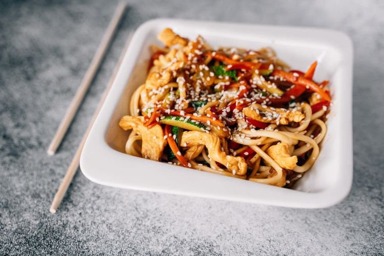 Wok-Nudeln in Teriyaki-Sauce