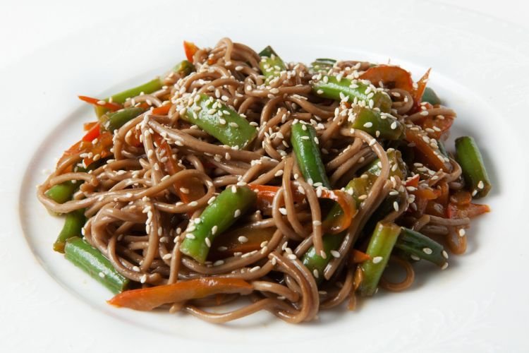 Wok-Nudeln mit grünen Bohnen