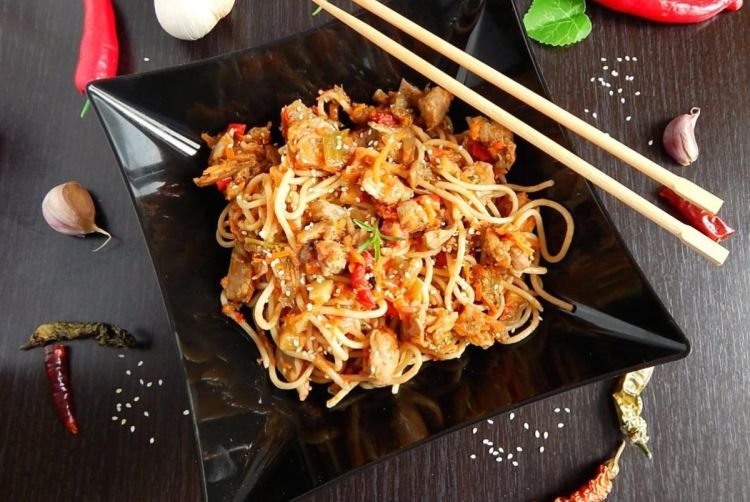 Wok-Nudeln mit Blumenkohl