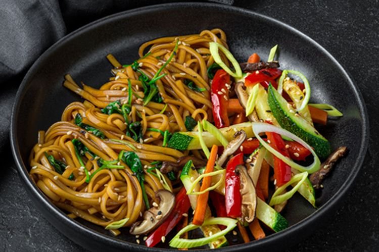 Wok-Nudeln mit Zucchini