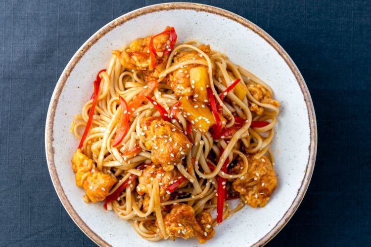 Wok-Nudeln mit süß-saurer Sauce
