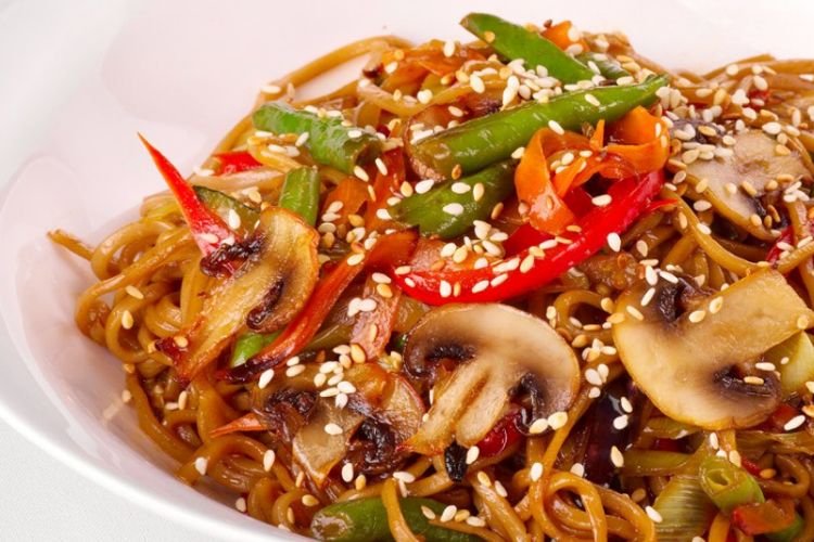 Wok-Nudeln mit Ei