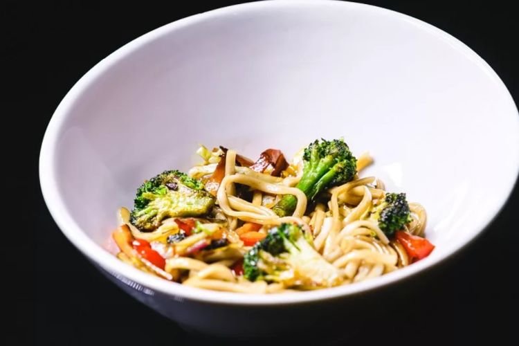 Wok-Nudeln mit Speck