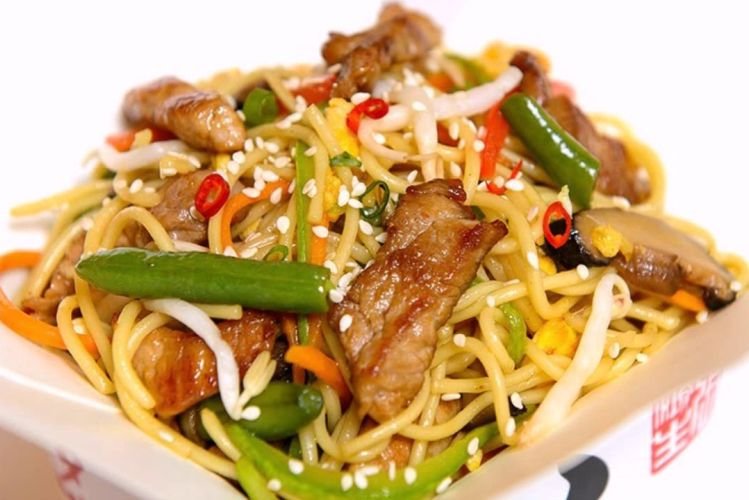 Wok-Nudeln mit Schweinefleisch