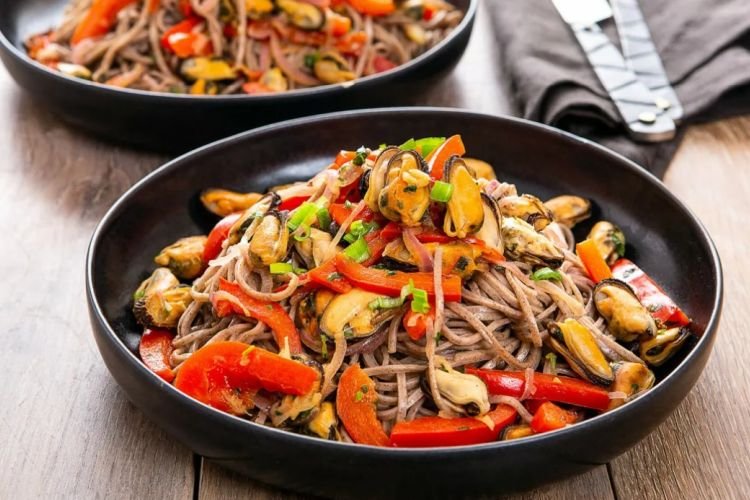 Wok-Nudeln mit Muscheln