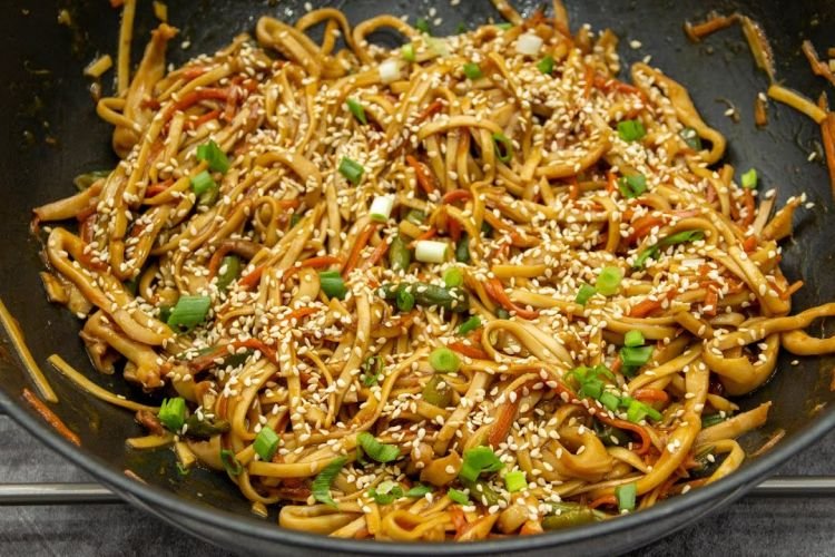 Wok-Nudeln mit Tintenfisch