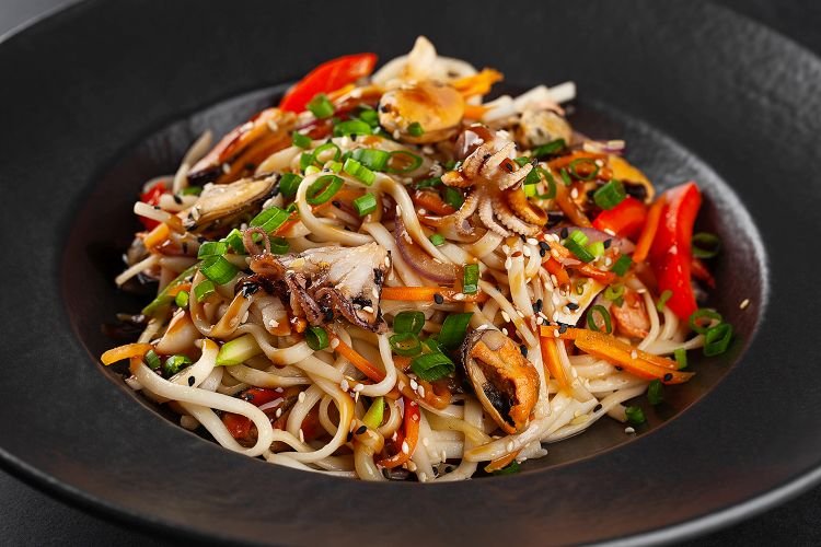 Wok-Nudeln mit Meeresfrüchten