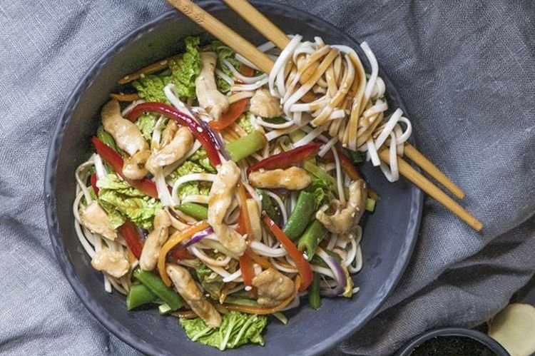 Wok-Nudeln mit Chinakohl
