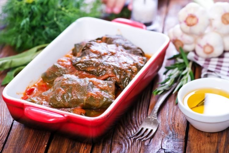 Dolma con salsa de tomate