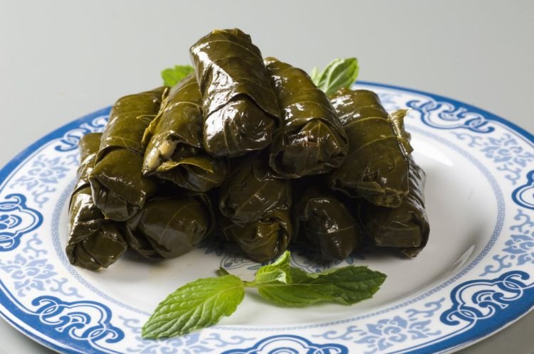 Dolma con huevos y hierbas