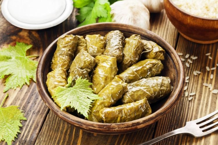 Dolma con carne picada de pollo