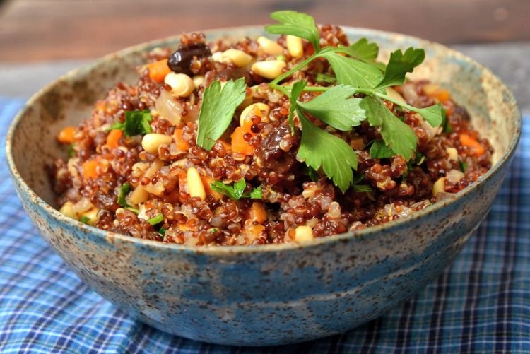 Salat mit Quinoa und Trockenfrüchten