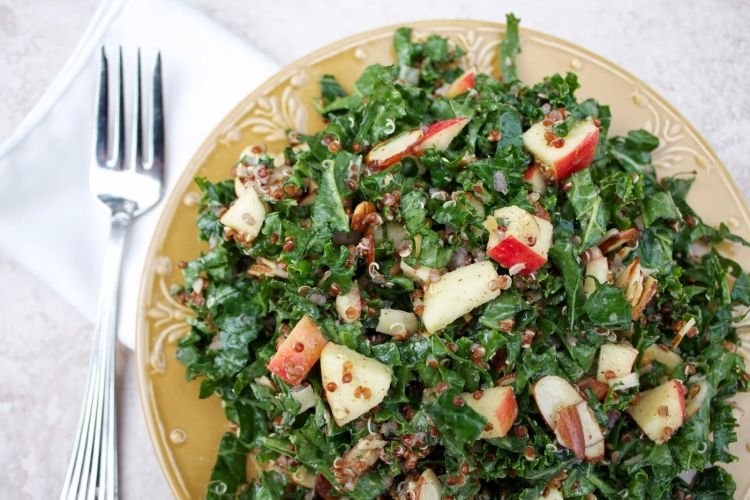Salat mit Quinoa und Apfel