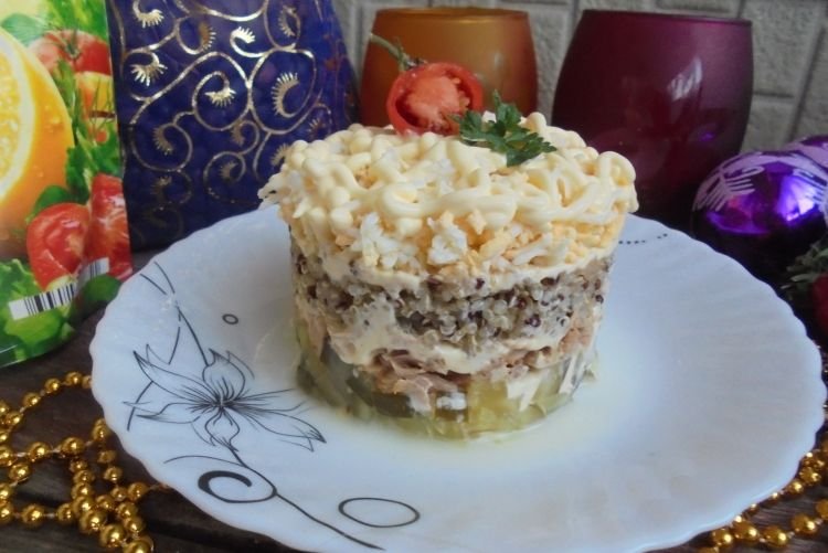 Salat mit Thunfisch, Quinoa und eingelegten Gurken