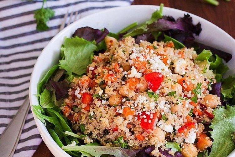 Salat mit Quinoa und Hüttenkäse