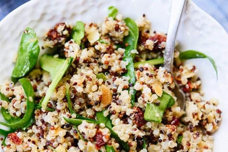 Salat mit Quinoa und Kräutern