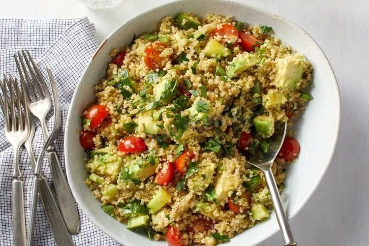 Salat mit Avocado und Quinoa