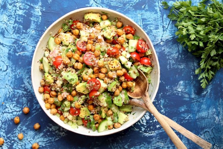 Salat mit Kichererbsen und Quinoa