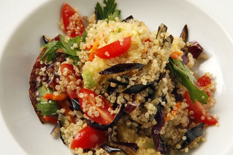 Salat mit Quinoa und Auberginen