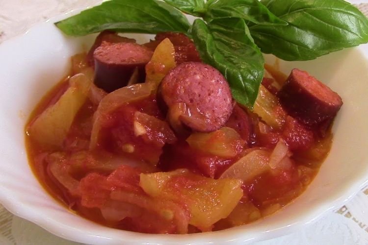Letscho mit geräucherten Würstchen