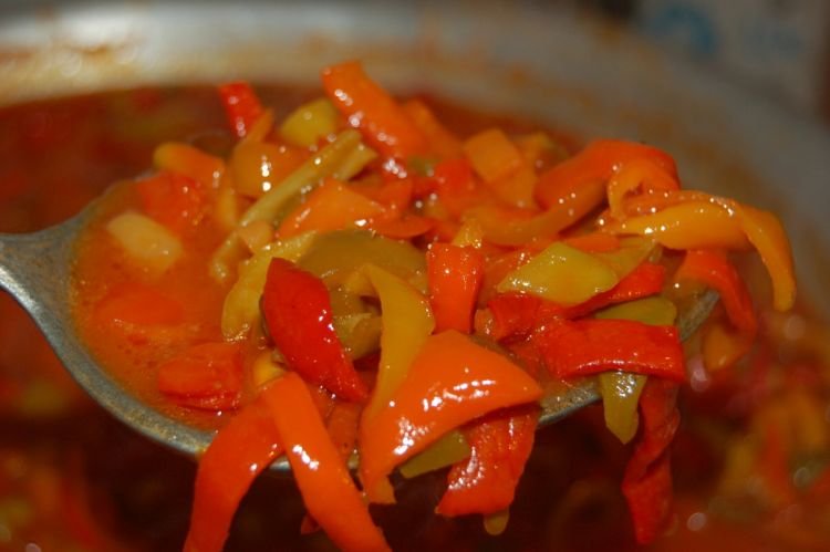 Letscho mit Tomatensaft für den Winter