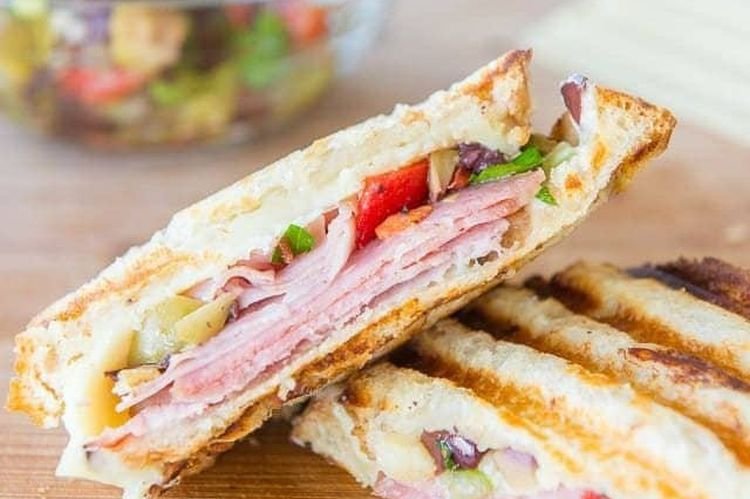 Panini mit Schinken und Kapern