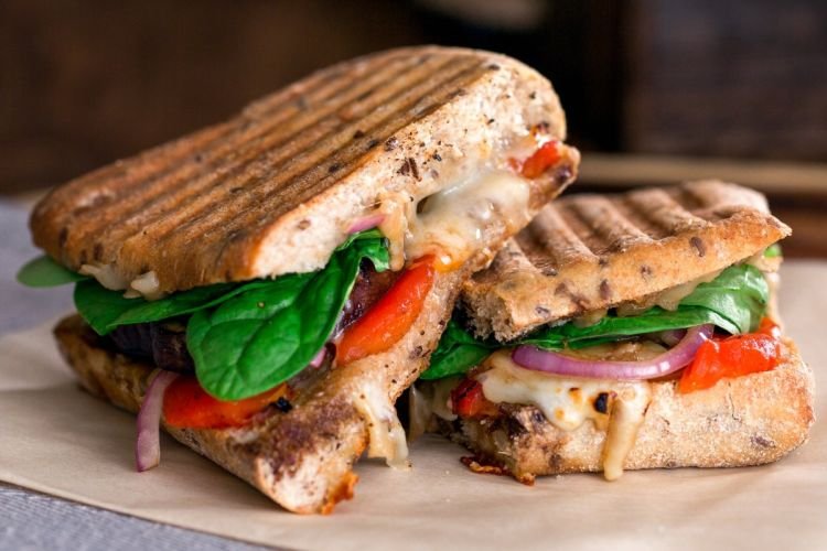 Panini mit Gemüse und Pesto