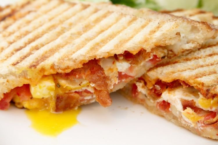 Panini mit Speck und Ei