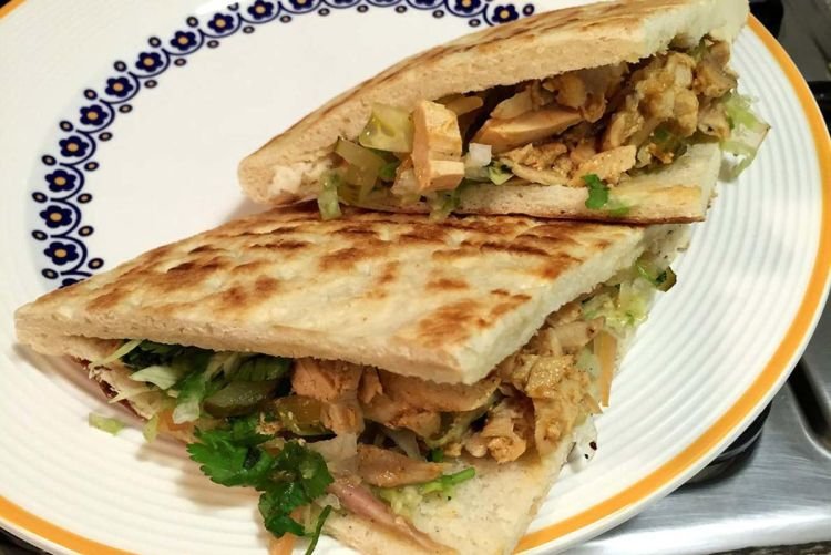 Panini mit Hähnchen und Gewürzgurken