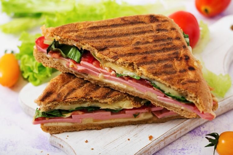 Panini mit Schinken und Tomaten